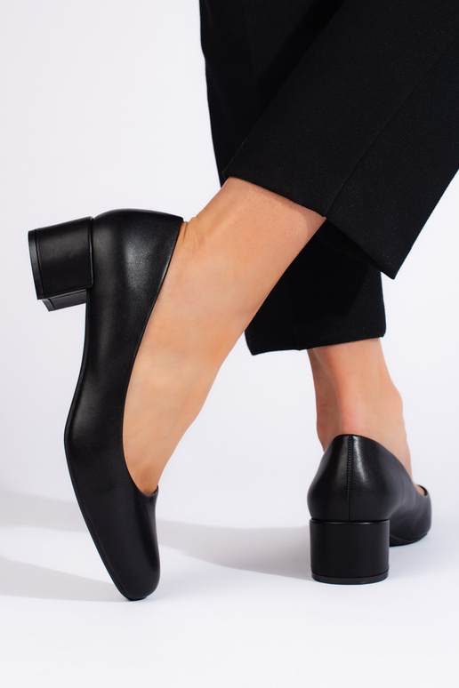 Elegante zwarte hoge hakken met lage... Elegante zwarte hoge hakken met lage...