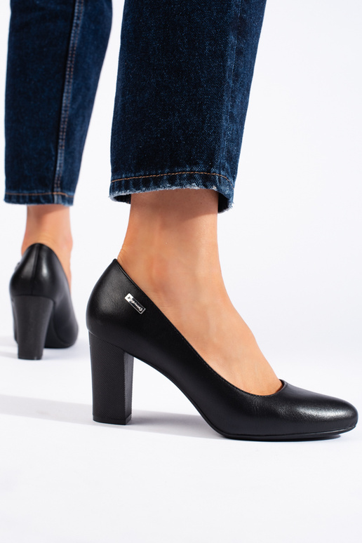 zwarte hoge hakken op de hak van...