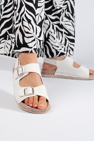 witte zapinane sandalen 2