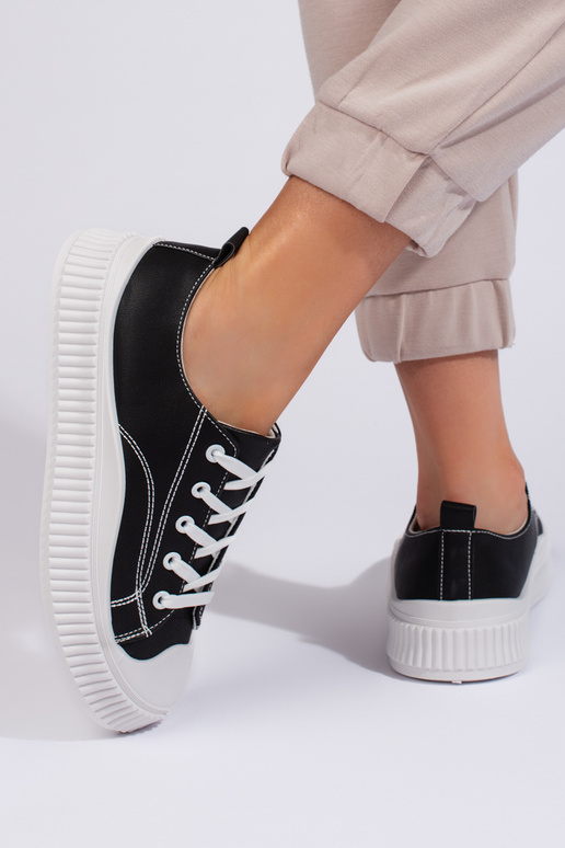 Zwarte klassiek model damessneaker... Zwarte klassiek model damessneaker...