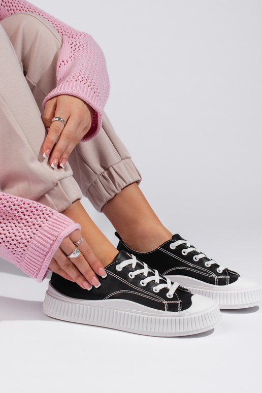 Zwarte klassiek model damessneaker... Zwarte klassiek model damessneaker...