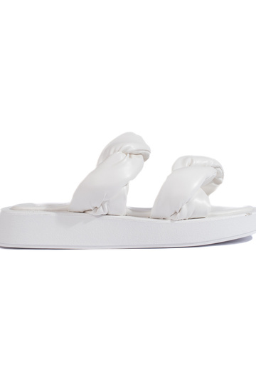 witte pantoffels met een...