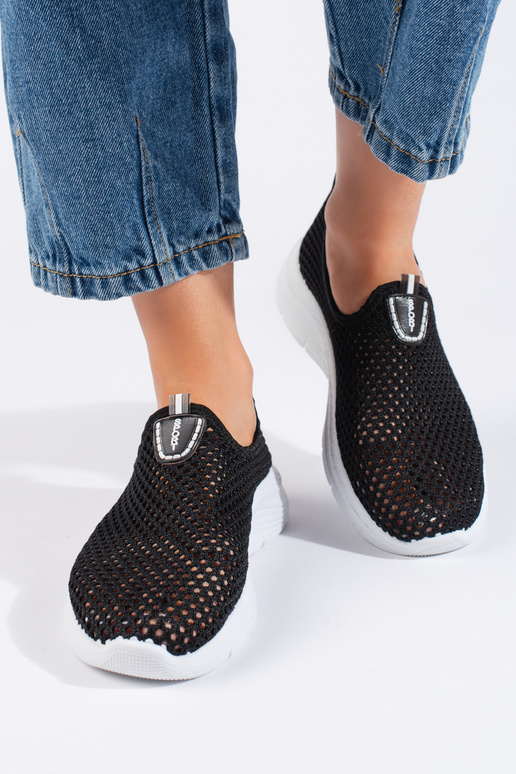 zwarte sportschoenen met opengewerkte... zwarte sportschoenen met opengewerkte...