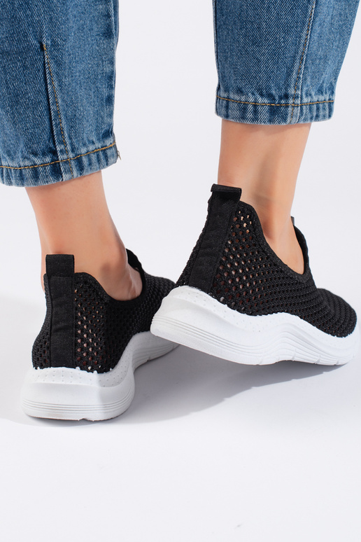 zwarte sportschoenen met opengewerkte... zwarte sportschoenen met opengewerkte...