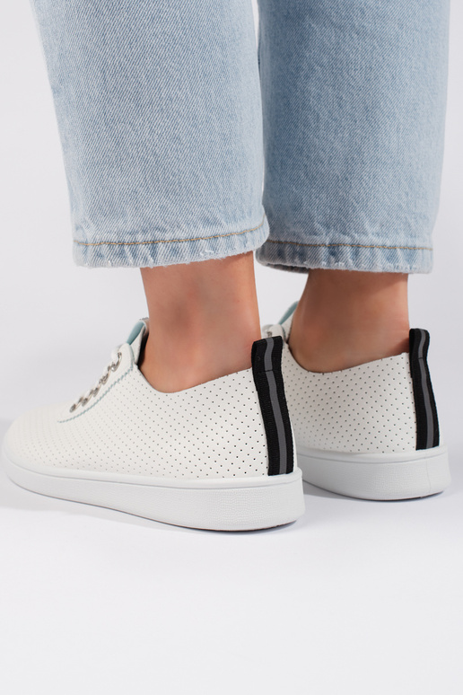 met opengewerkte elementen, witte... met opengewerkte elementen, witte...