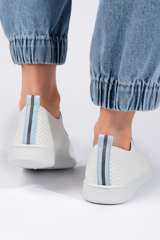 met opengewerkte elementen, witte... met opengewerkte elementen, witte...