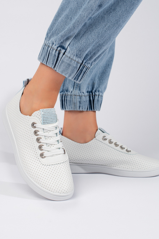 met opengewerkte elementen, witte... met opengewerkte elementen, witte...