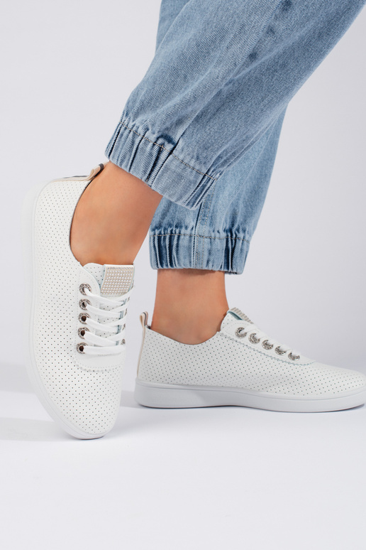 met opengewerkte elementen, witte... met opengewerkte elementen, witte...