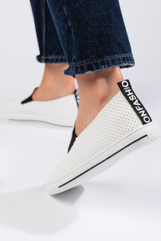 met opengewerkte elementen, witte...