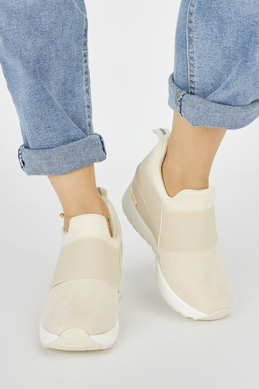 ivoorkleurige Sneakers model schoenen... ivoorkleurige Sneakers model schoenen...