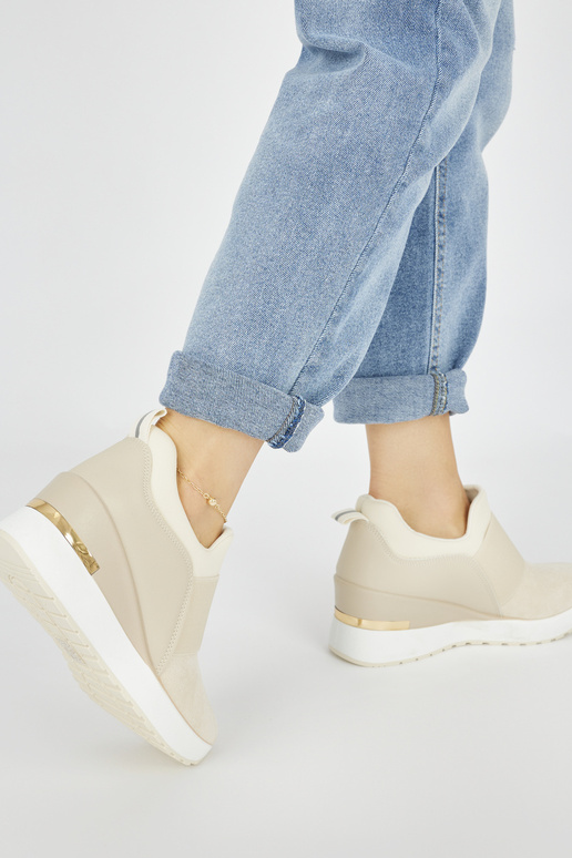 ivoorkleurige Sneakers model schoenen... ivoorkleurige Sneakers model schoenen...