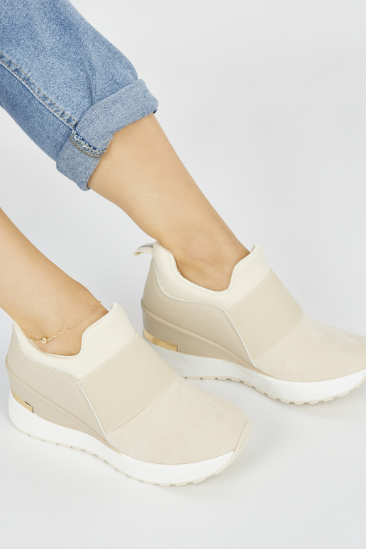 ivoorkleurige Sneakers model schoenen... ivoorkleurige Sneakers model schoenen...