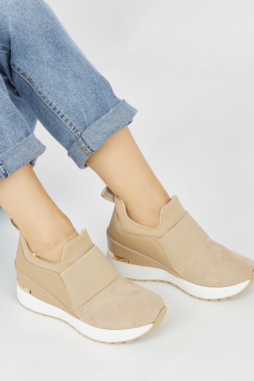 Bruine suède sneakers model schoenen... Bruine suède sneakers model schoenen...