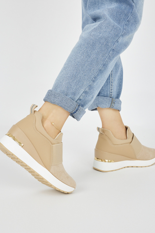 Bruine suède sneakers model schoenen... Bruine suède sneakers model schoenen...