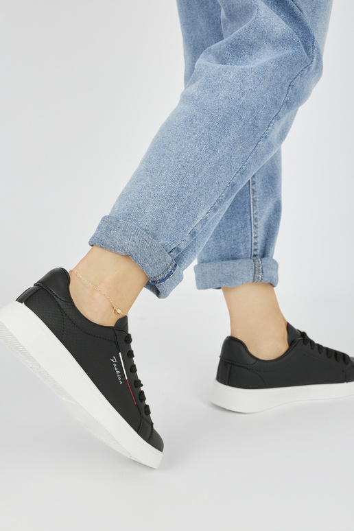 zwarte klassieke sportschoenen