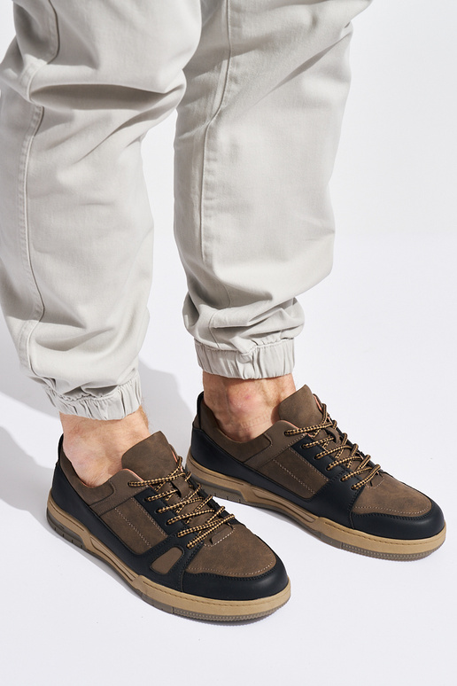 Zwarte en bruine herensportschoenen