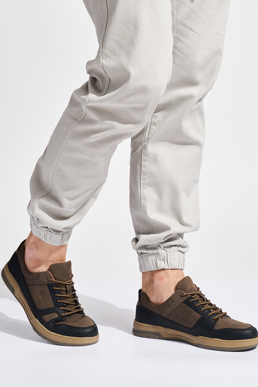 Zwarte en bruine herensportschoenen