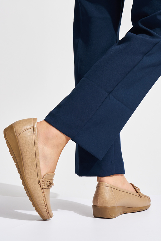 beige damesmocassins ze zdobieniem