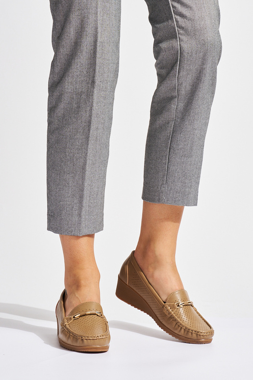 bruine opengewerkte mocassins met een...