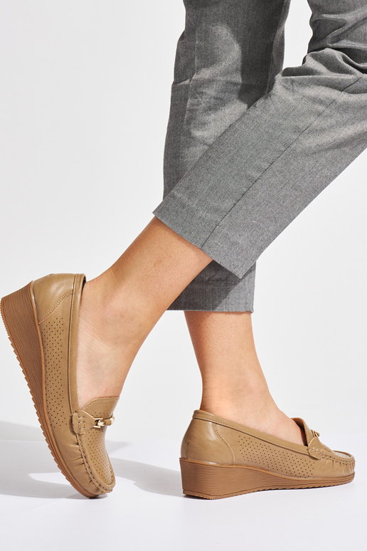 bruine opengewerkte mocassins met een...