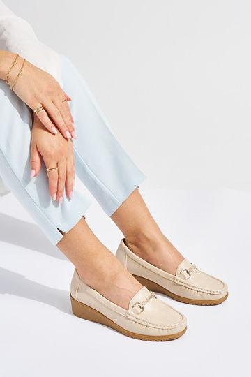 beige damesmocassins op... 2