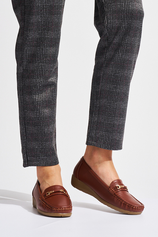 bruine damesmocassins ze zdobieniem