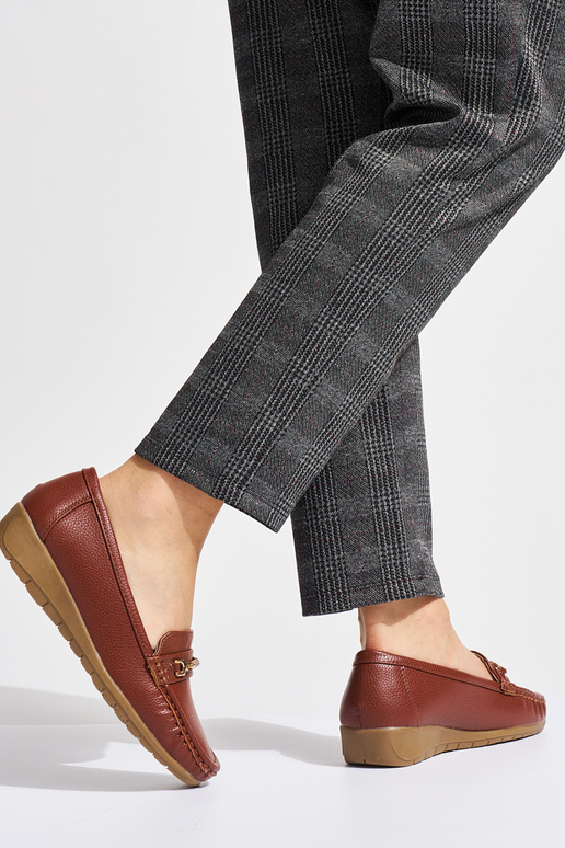 bruine damesmocassins ze zdobieniem