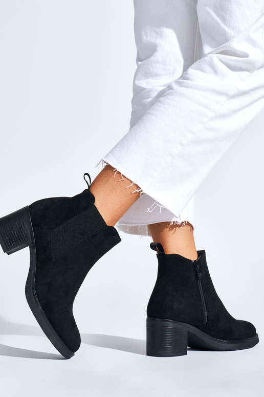 zwarte klassieke damesschoenen op de...