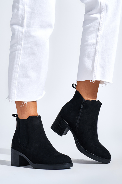 zwarte klassieke damesschoenen op de...