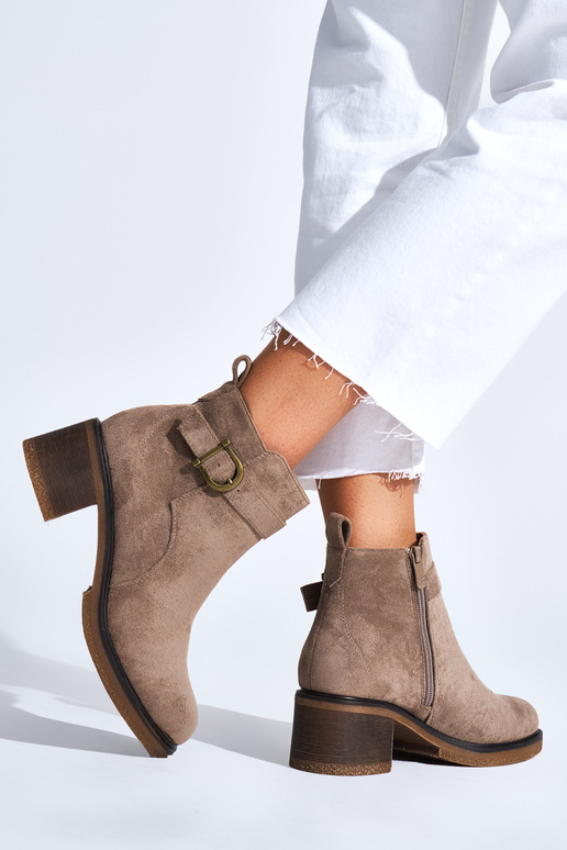 beige schoenen gemaakt van suède op... beige schoenen gemaakt van suède op...