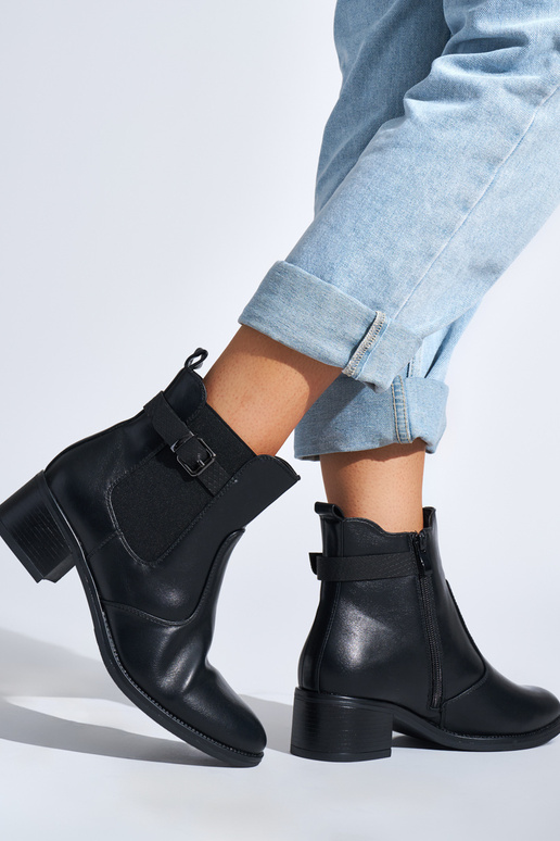 zwarte damesschoenen op een lage paal zwarte damesschoenen op een lage paal