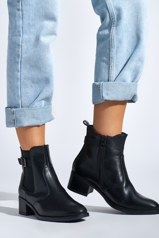 zwarte damesschoenen op een lage paal zwarte damesschoenen op een lage paal