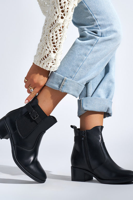 zwarte damesschoenen op een lage paal zwarte damesschoenen op een lage paal