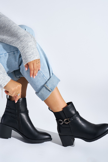 zwarte damesschoenen op de... 2