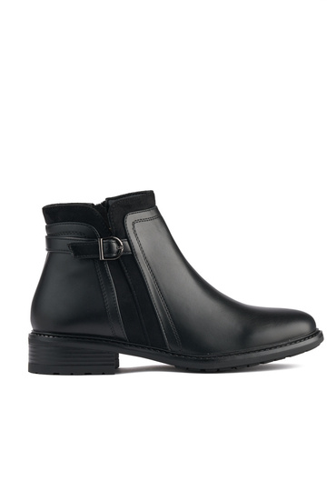 zwarte damesschoenen op een...