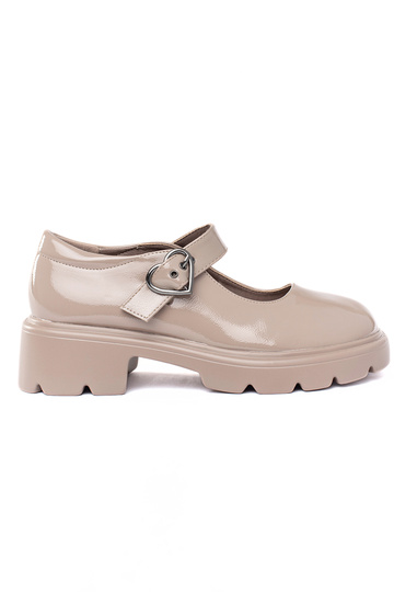 beige mocassins met...