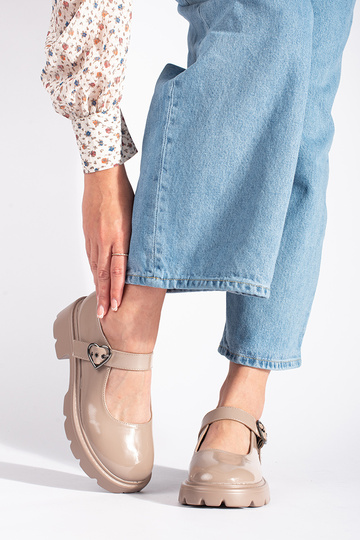 beige mocassins met... 2