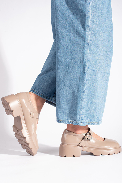 beige mocassins met lakeffect op... beige mocassins met lakeffect op...