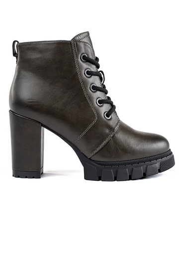 kaki damesschoenen op een...