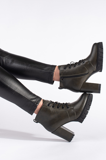 kaki damesschoenen op een... 2