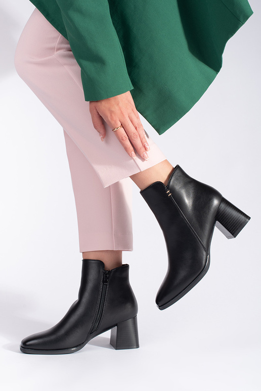 zwarte damesschoenen op hoge hakken