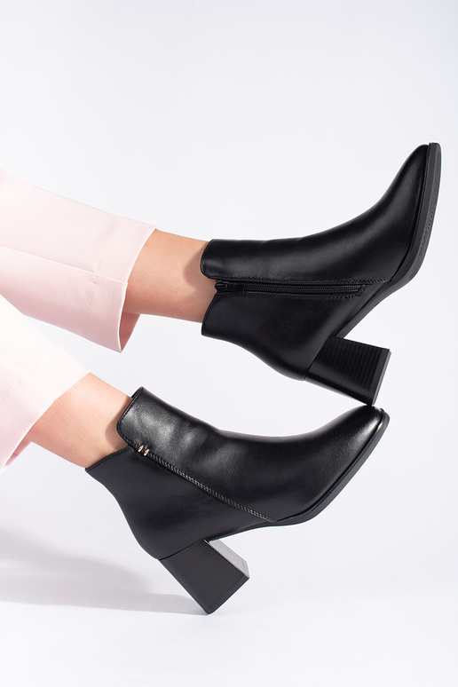 zwarte damesschoenen op hoge hakken