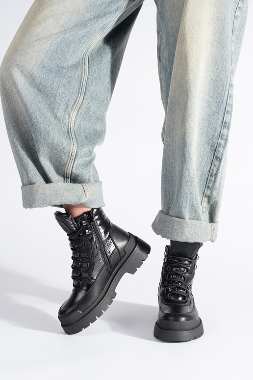 zwarte schoenen met dikke zool van... zwarte schoenen met dikke zool van...