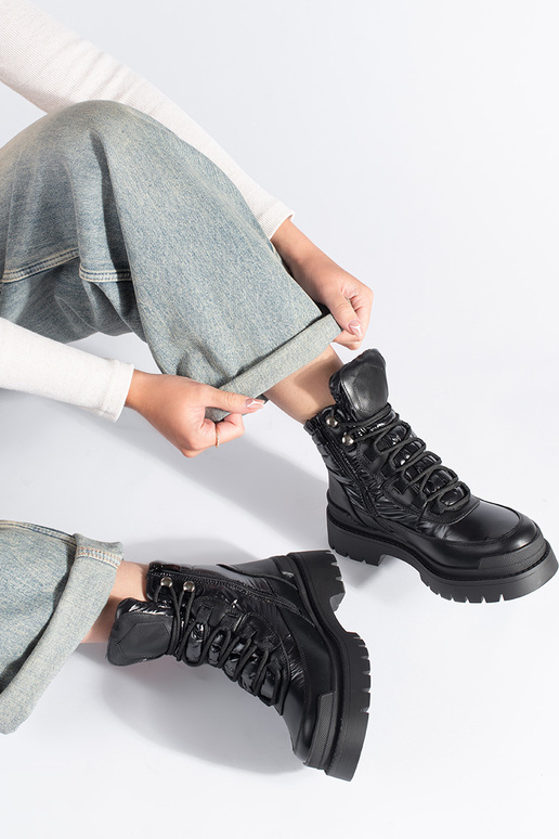 zwarte schoenen met dikke zool van... zwarte schoenen met dikke zool van...