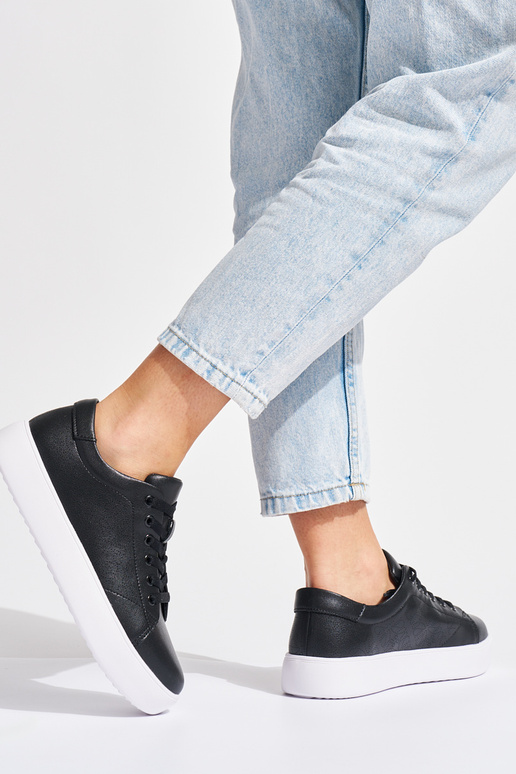 Leren damesschoenen met zwarte veters Leren damesschoenen met zwarte veters