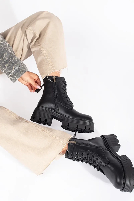 Leer zInart laarzen op een dikke zool Leer zInart laarzen op een dikke zool