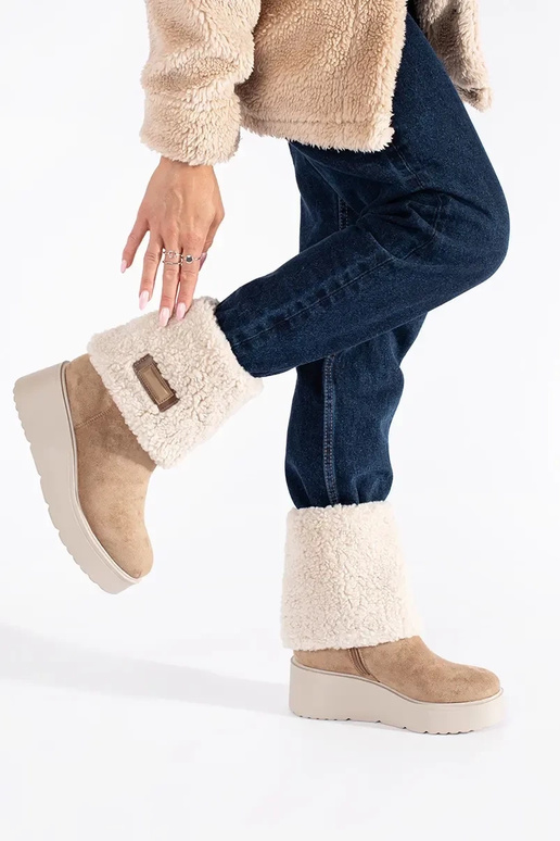 beige geïsoleerd dames laarzen op een...