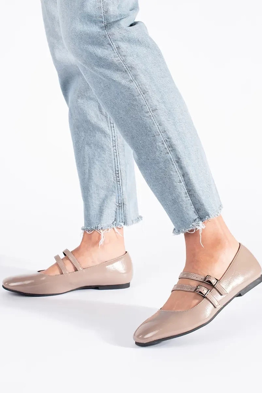 beige gelakt ballerinas met sluiting beige gelakt ballerinas met sluiting