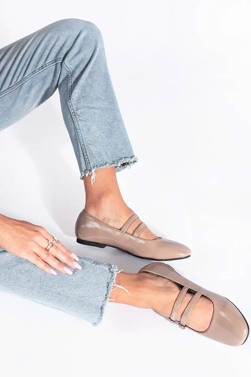 beige gelakt ballerinas met sluiting beige gelakt ballerinas met sluiting