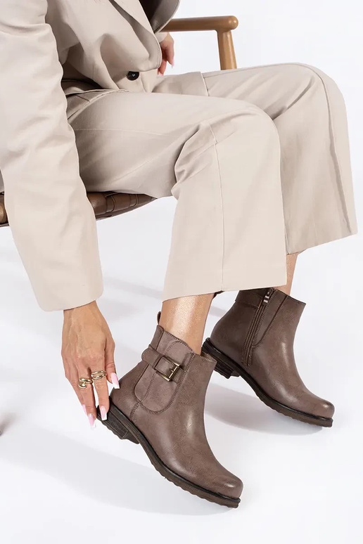 bruine damesschoenen op een lage hak bruine damesschoenen op een lage hak